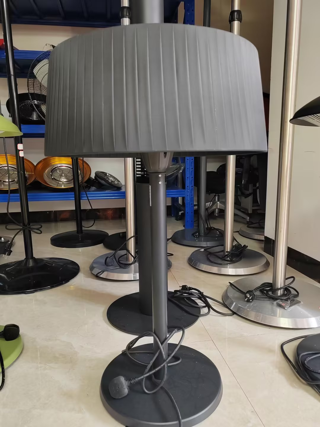 Radiator zur Beheizung der Fabrikdecke